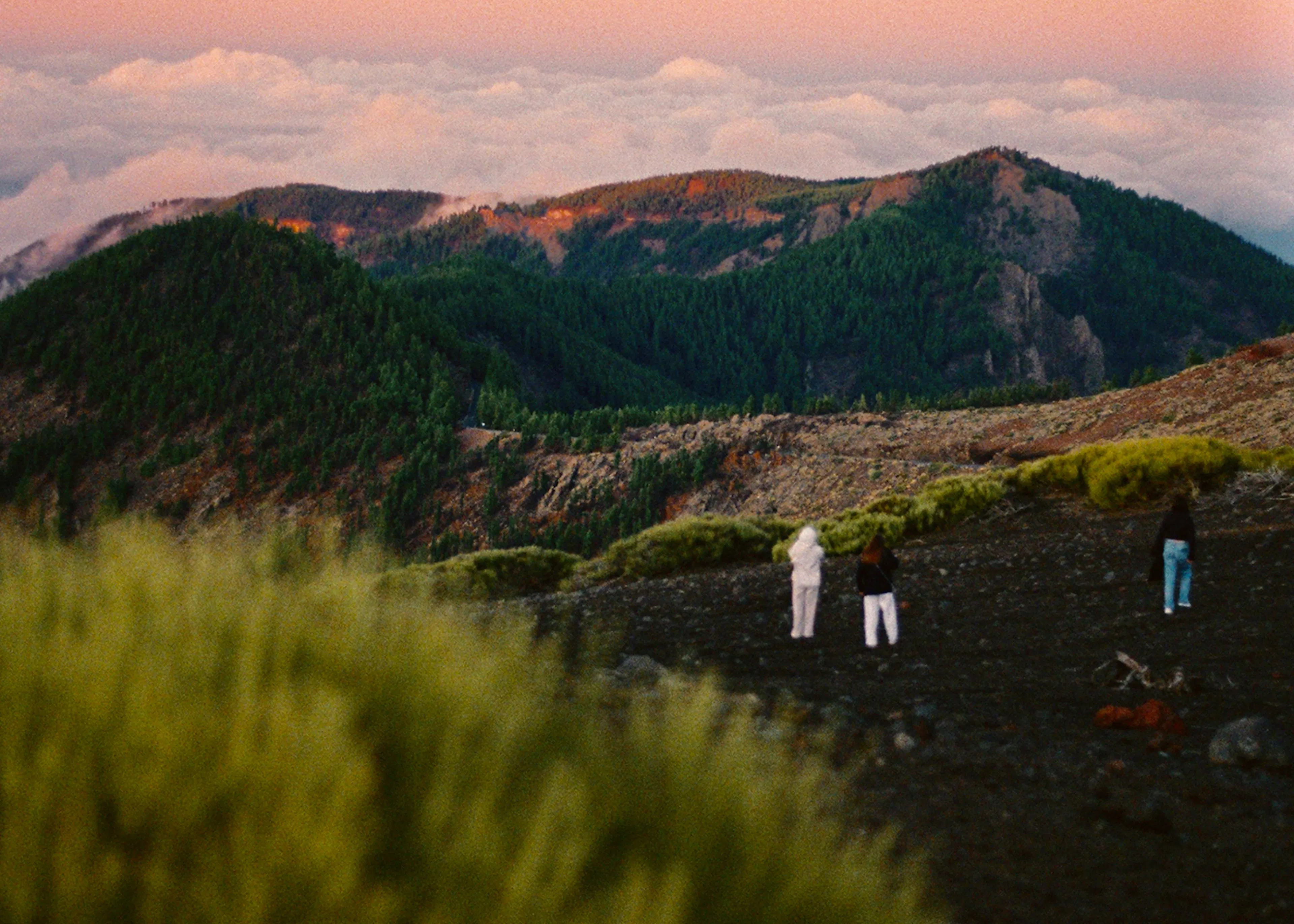 personnes sur une montagne