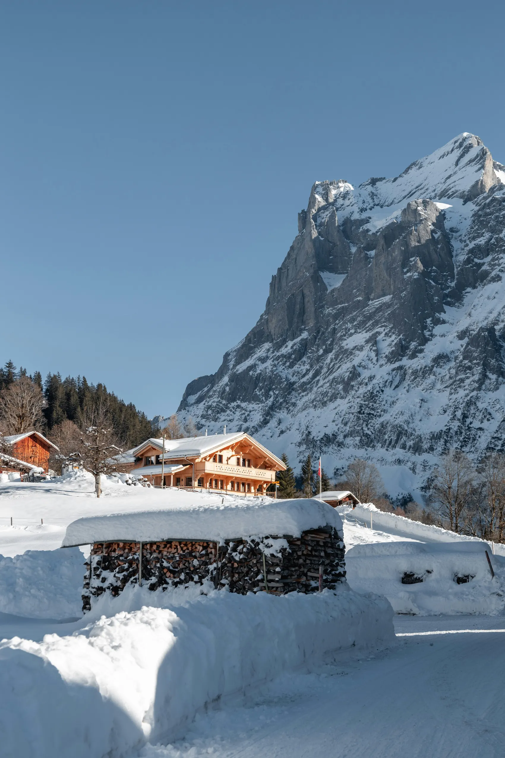 Maison enneigée dans les montagnes autrichiennes, avec un sommet en arrière-plan