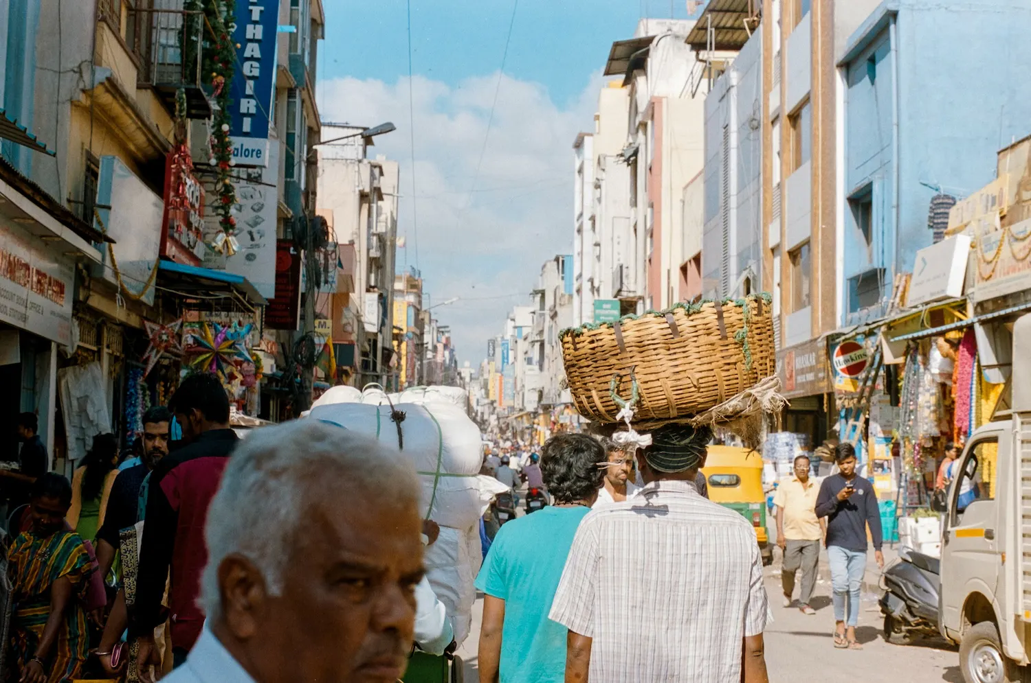 Rue animée en Inde