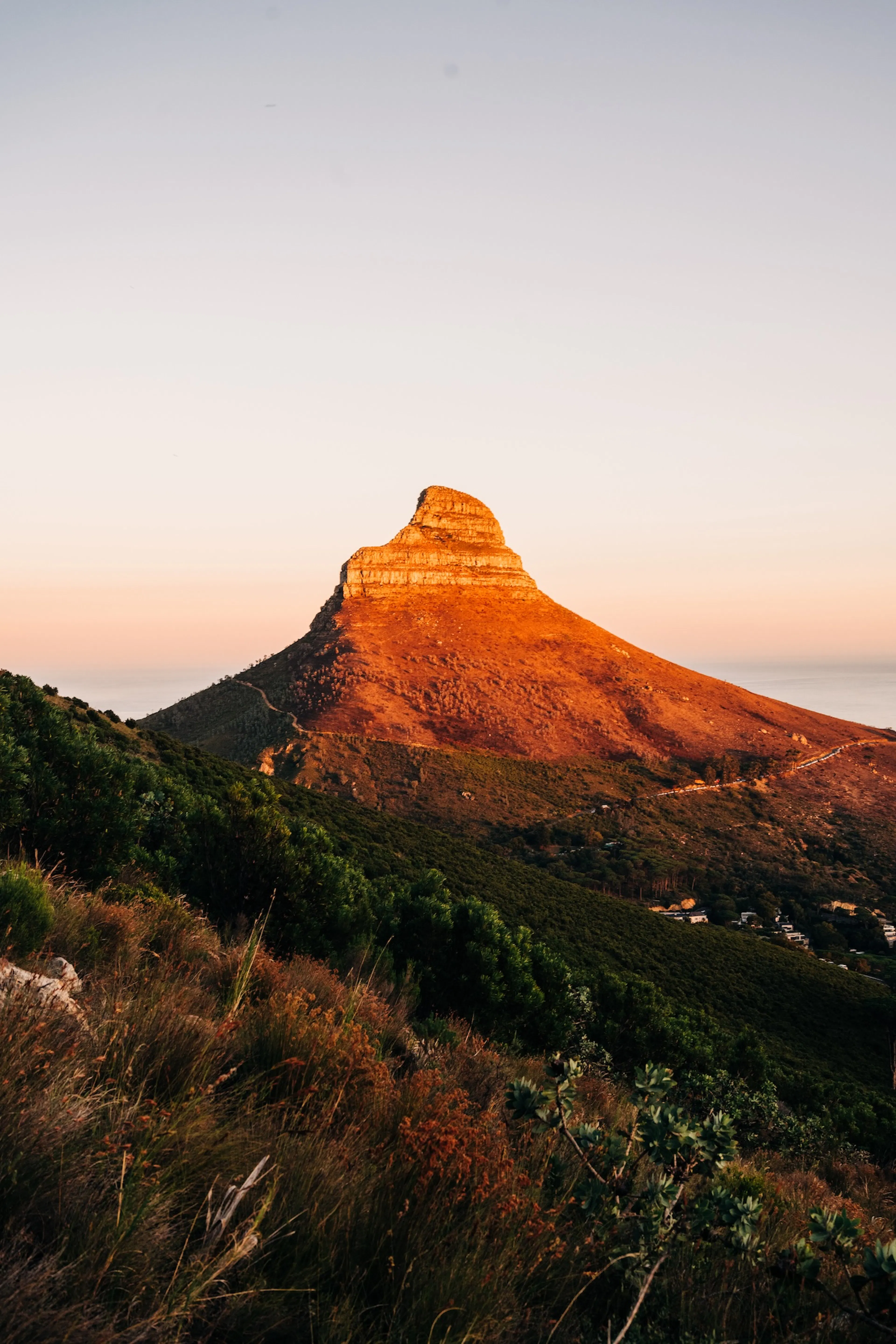 Sommet d'une montagne en Afrique du Sud, illuminé par le soleil