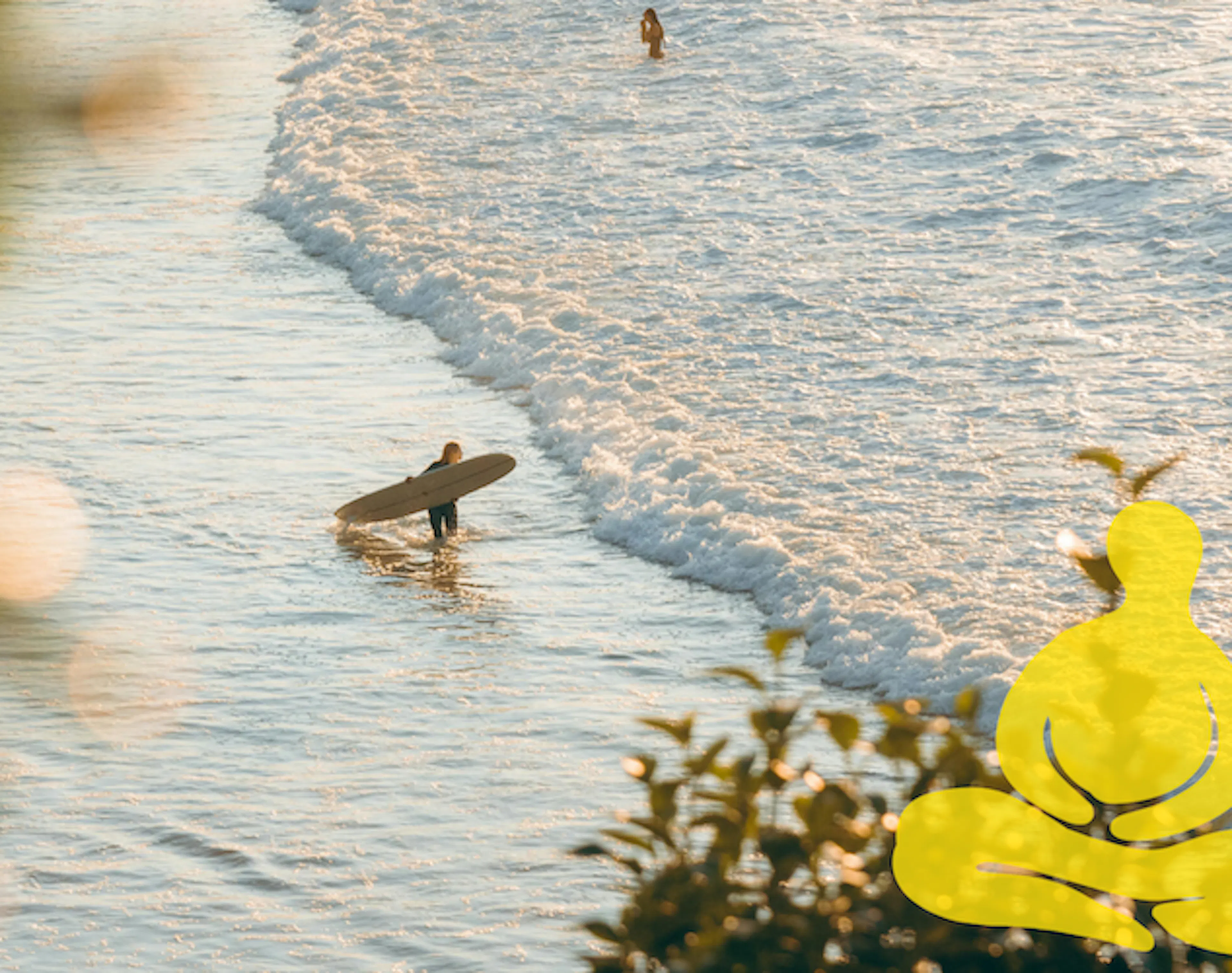 Un surfista volviendo al agua en Australia
