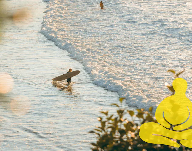 Un surfista volviendo al agua en Australia