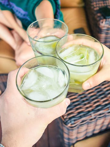 Amis trinquant avec des verres de caipirinha