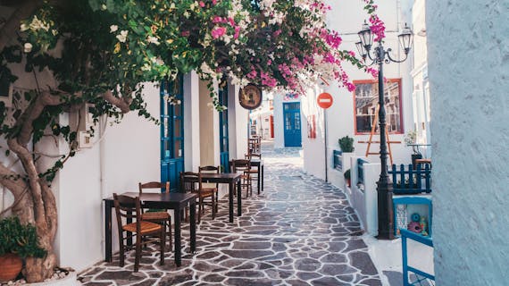 Gasse auf der Insel Milos in Griechenland