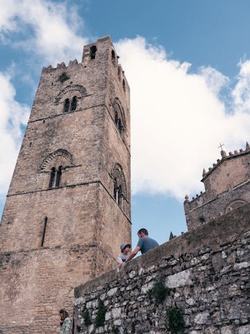 Un homme et son enfant à Erice en Sicile