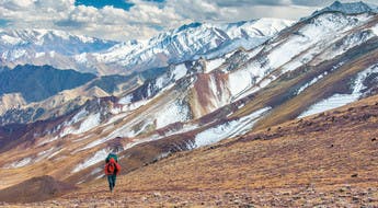 Randonneur dans les montagnes du Ladakh.