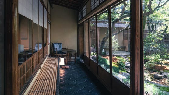 Couloir d'un ryokan donnant sur une jardin intérieur