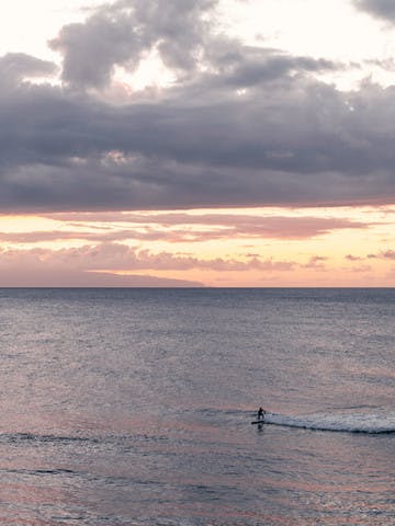 Surfeur au coucher du soleil