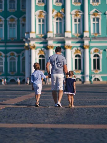 Family travellers in Russia