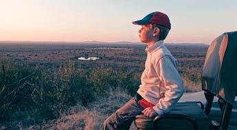 Safari en famille, le coucher de soleil, premières sensations d'Afrique.