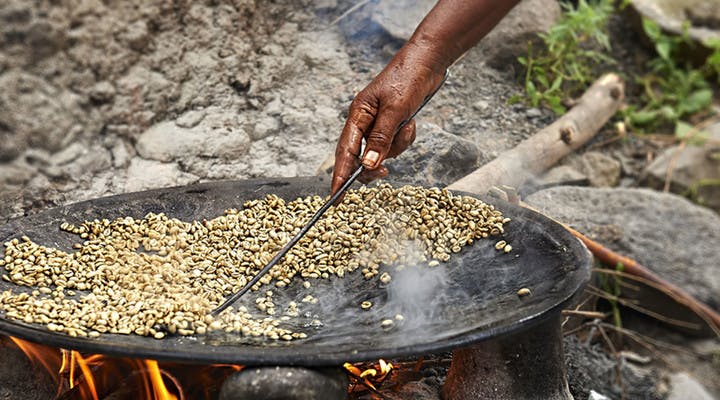 Griller des grains de café en Ethiopie