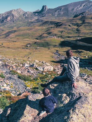 Randonnée en moyenne montagne avec un petit