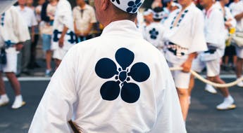 Les défilés en costume traditionnel lors de Tenjin Matsuri à Osaka