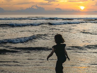 Baignade à Bali en famille
