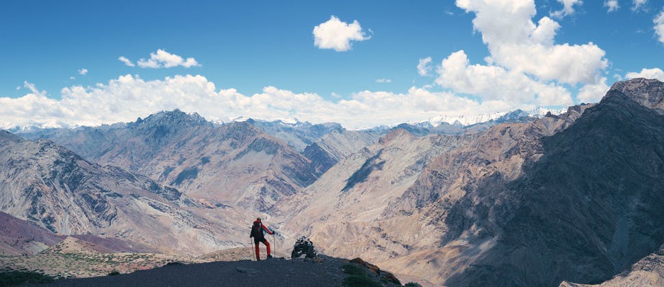 Randonneur au Ladakh face à la chaîne de l'Himalaya