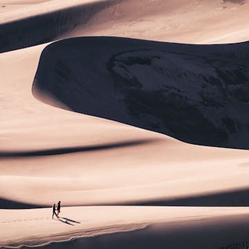 Due viaggiatori tra le dune di sabbia