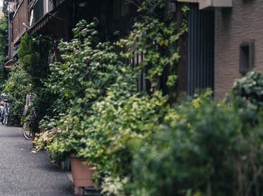 Une femme marchant dans une petite rue de Tokyo