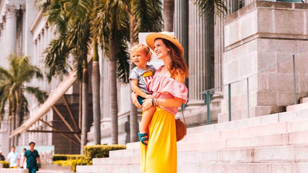 Maman et son fils à Singapour.