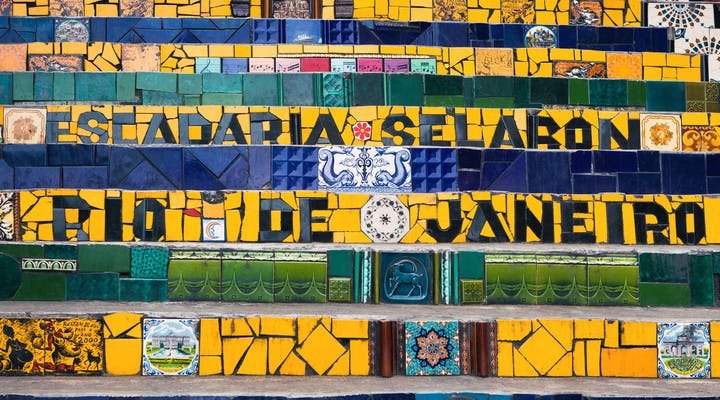Des escaliers décorés dans le quartier de Lapa à Rio