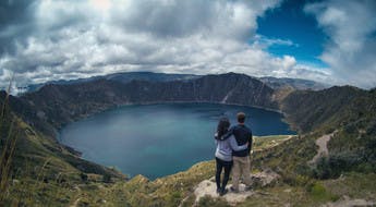 Couple admirant la vue sur un lac de cratère en Equateur