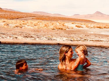 Baño en familia en pleno corazón del altiplano boliviano