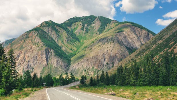 Route filant vers le massif de l'Altaï en Sibérie