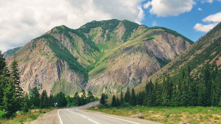 Route filant vers le massif de l'Altaï en Sibérie