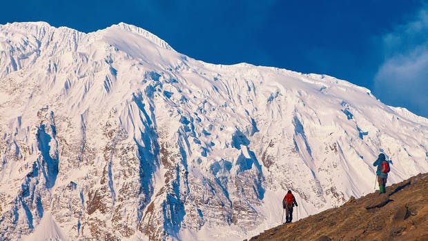 Randonneurs face à l'Annapurna