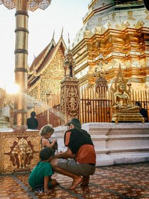 Temples thaïs avec ses enfants
