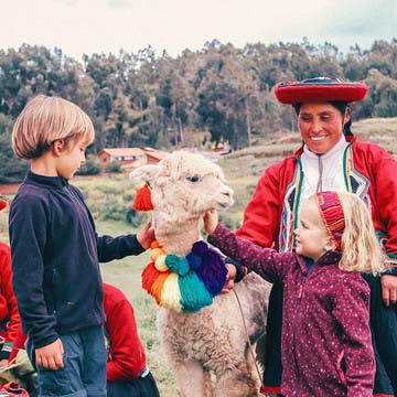 Con locales en Perú