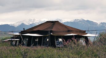 L'une des tentes du Norden Camp avec les sommets himalayens en arrière-plan