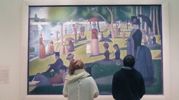 Visiteurs devant un tableau de Georges Seurat au Art Institute de Chicago