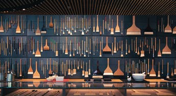 Mur de pinceaux, intérieur de la boutique Pigment à Tokyo