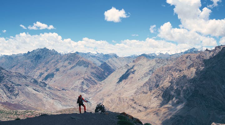 Randonneur au Ladakh face à la chaîne de l'Himalaya