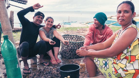 Encuentro con pescadores filipinos en un viaje en familia