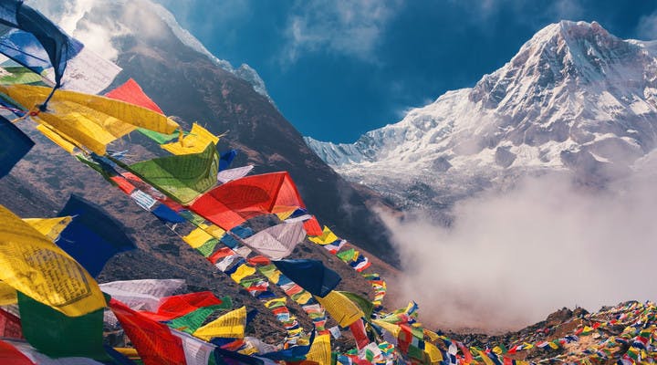 Vue sur l'Annapurna avec drapeaux de prière