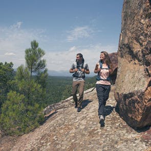 Paar beim Wandern auf einem Berghang