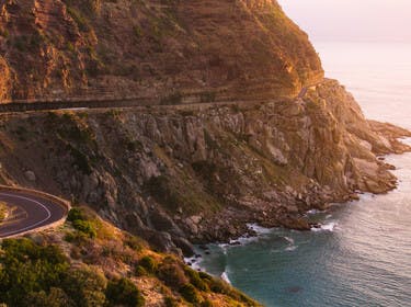La route de Chapman's Peak, près du Cap en Afrique du sud.
