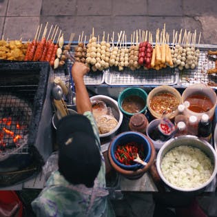 Stand de brochettes d'un restaurant de rue en Thaïlande