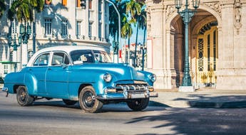 Vielle voiture dans les rues de La Havane