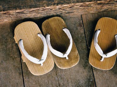 Paires de sandales en bois japonaises
