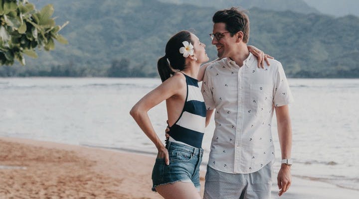 Couple sur la plage de Princeville à Kauai, Hawaï