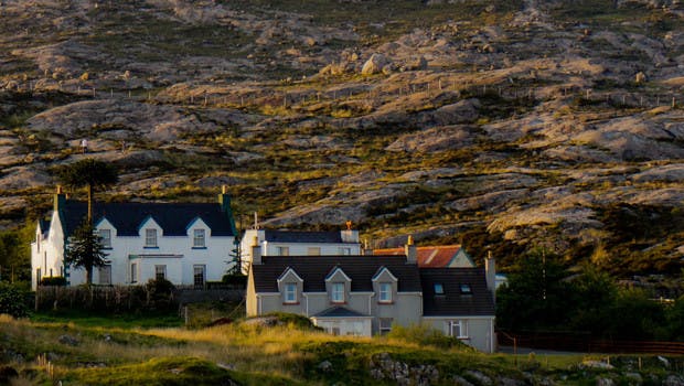 Haus inmitten der Landschaft Irlands