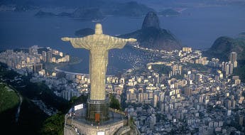 Le christ du Corcovado face à la baie de Rio