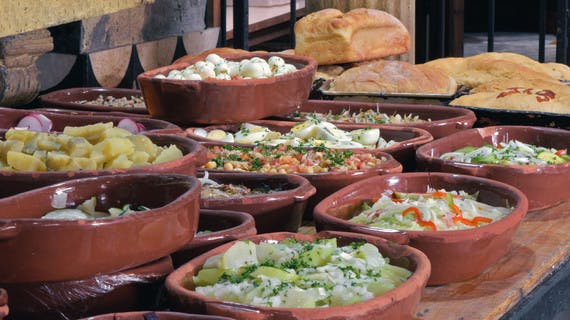 Le buffet d'un restaurant por kilo