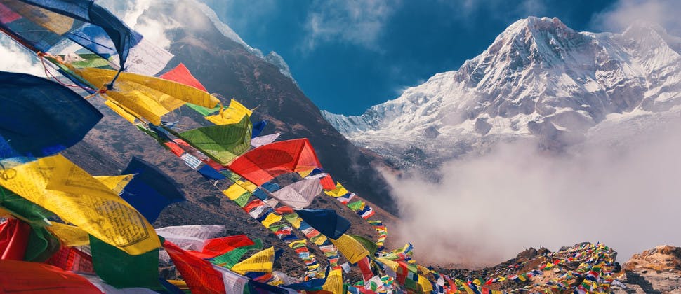 Vue sur l'Annapurna avec drapeaux de prière
