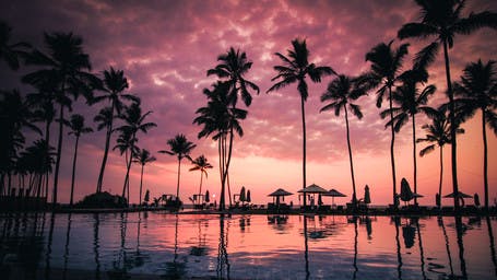 Piscine et plage à Negombo au coucher du soleil
