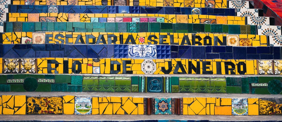 Des escaliers décorés dans le quartier de Lapa à Rio