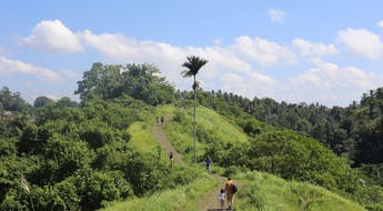 Senderismo en plena naturaleza en Bali en familia