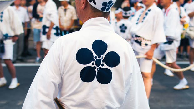 Les défilés en costume traditionnel lors de Tenjin Matsuri à Osaka